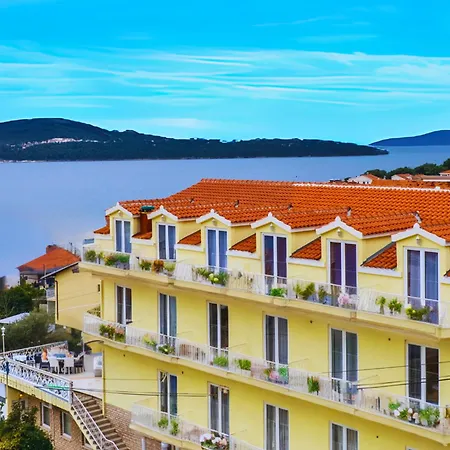 Hotel Four Pearls 3*