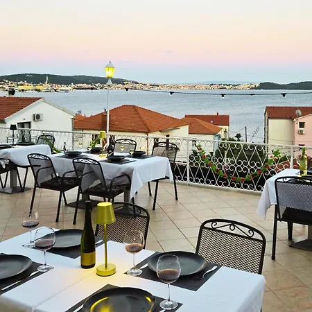 Four Pearls 3* Donji Seget